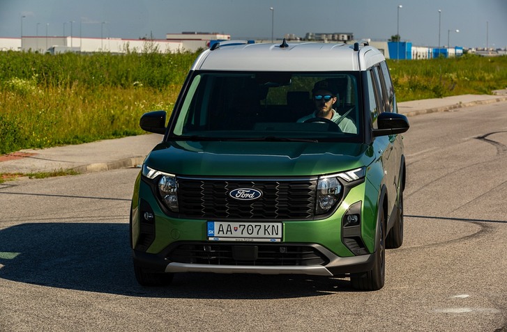 TEST FORD TURNEO COURIER ACTIVE - JAZDÍ AKO OSOBÁK, SVETLÁ AKO DODÁVKA