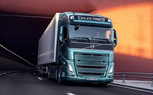 Dojazd 600 km ohlasuje ďalší výrobca. Volvo FH Electric zaň vďačí nielen väčším baterkám