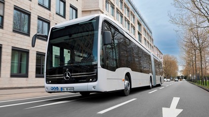 NAJLEPŠÍ AUTOBUS ROKA 2024 JE KĹBOVÝ ELEKTRICKÝ MERCEDES-BENZ ECITARO G. ZVOLILO HO 40 POROTCOV