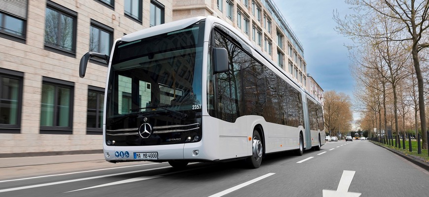 Najlepší autobus roka 2024 je kĺbový elektrický Mercedes-Benz eCitaro G. Zvolilo ho 40 porotcov