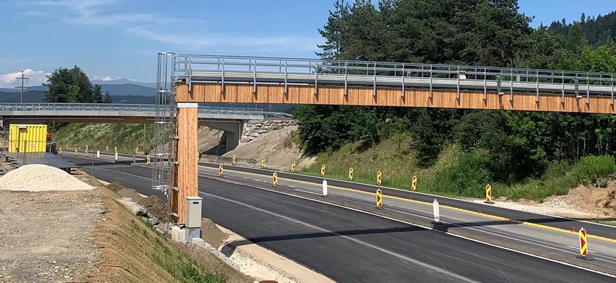 Ekodiaľnica z nečakaného materiálu: Použili ho pre dopravné značky, most aj mýtnu bránu