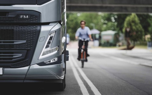 Volvo zdokonalilo systém ochrany cyklistov. Tí teraz dokážu vlastným telom zastaviť celú súpravu