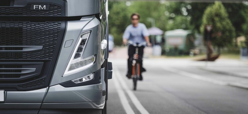 Volvo zdokonalilo systém ochrany cyklistov. Tí teraz dokážu vlastným telom zastaviť celú súpravu