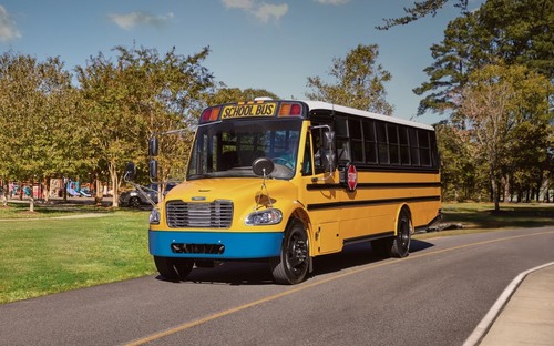 Ikonický americký školský autobus prechádza na elektrický pohon. Odvezie 60 detí