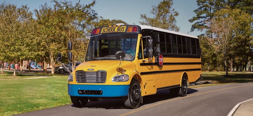 Ikonický americký školský autobus prechádza na elektrický pohon. Odvezie 60 detí