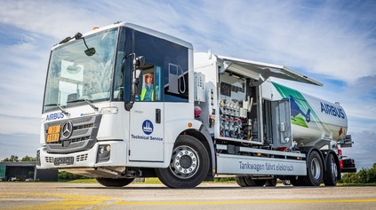 ELEKTRICKÝ MERCEDES-BENZ EECONIC STAČÍ NABIŤ RAZ ZA TÝŽDEŇ. MÁ ŠPECIÁLNE OKNO A TANKUJE VRTUĽNÍKY