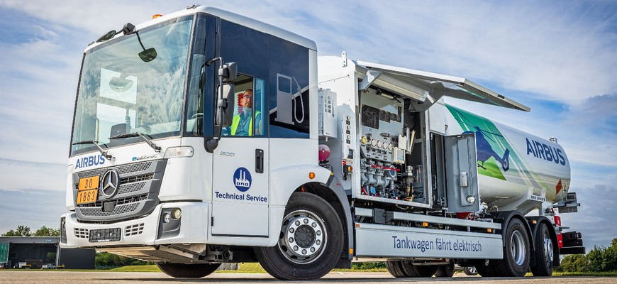 Elektrický Mercedes-Benz eEconic stačí nabiť raz za týždeň. Má špeciálne okno a tankuje vrtuľníky