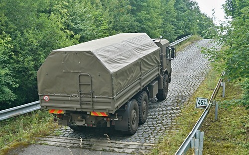 Tatra Trucks má najväčší skúšobný polygón v Strednej Európe. Záujem oň mala aj armáda