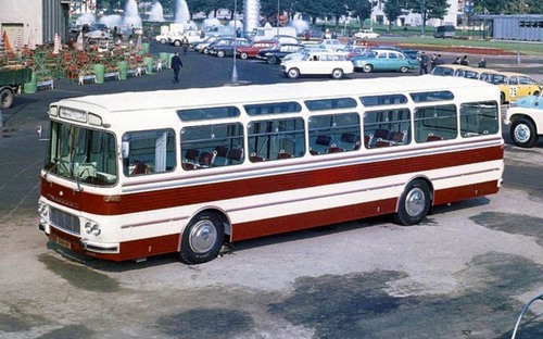 Karosa Š 11 jazdila ako športové auto. Motor ťažký 830 kg mal autobus skoro presne v ťažisku