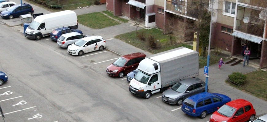 V Čechách zakázali nočné parkovanie dodávok na verejných parkoviskách. Sídliská musia vyprázdniť