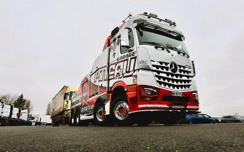 Nový ťažný kôň Mercedesu utiahne až 120 ton. Odťahovkári sa môžu tešiť na nový Mercedes-Benz Arocs