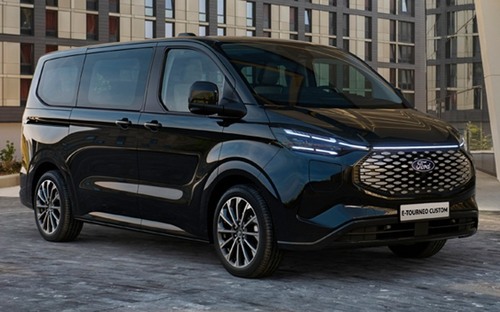 Cena za elektrický Ford E-Tourneo Custom je von. Ako firma naň potrebujete minimálne 50 000 eur