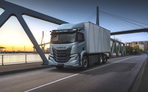 IVECO S-eWay a eMoovy ukazuje prvým zákazníkom