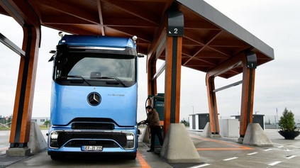 MERCEDES SPLNIL SĽUB: PRVÉ DODÁVKY ELEKTRICKÉHO MODELU EACTROS 600 SA STALI REALITOU