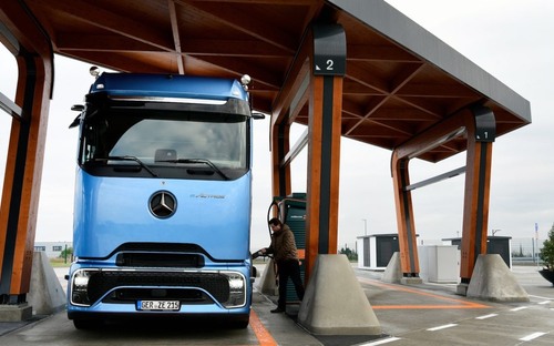 Mercedes splnil sľub: Prvé dodávky elektrického modelu eActros 600 sa stali realitou