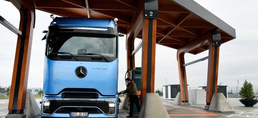 Mercedes splnil sľub: Prvé dodávky elektrického modelu eActros 600 sa stali realitou