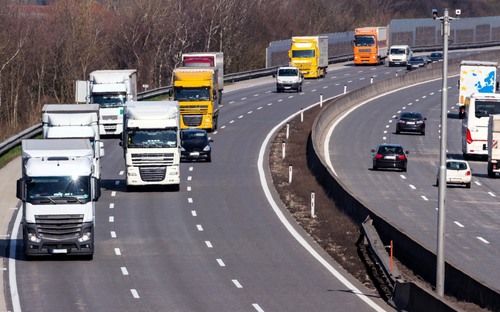 Nebezpečný oxid dusičitý ročne zabíja štvrť milióna ľudí, tvrdia audítori. Obviňujú nákladné autá