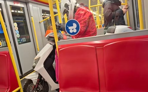 Bizarná donášková služba: Muž zobral do metra celý moped, vyslúžil si udivené pohľady