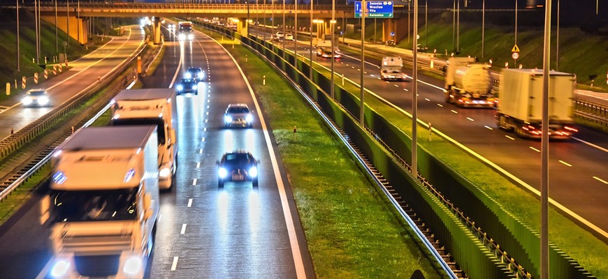 Častý priestupok kamiónov policajti netolerujú. Robí nervy vodičom osobných áut