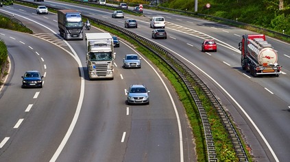 ZDRAŽEJÚ POTRAVINY A TOVARY, ZAPLATIA TO ĽUDIA. EKOROZHODNUTIE ZVÝŠI CENU PREPRAVY KAMIÓNMI