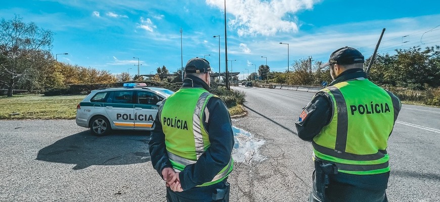 Pokuty za zákaz vjazdu ignorujú? Zakázané vozidlá jazdia horským priechodom, komplikujú stavbu