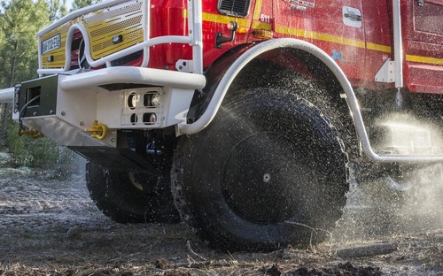 Špeciálny hasičský Unimog zvládne aj jazdu po žeravom uhlí. Lesný špeciál hasí sám seba