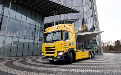 Scania a DHL testujú elektrický kamión s predlžovačom dojazdu na naftu