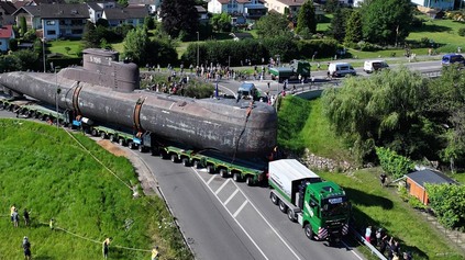 MAN TGX prepravoval súpravu ťažkú 500 ton! Kolos na 30 nápravách prevážal ponorku do múzea