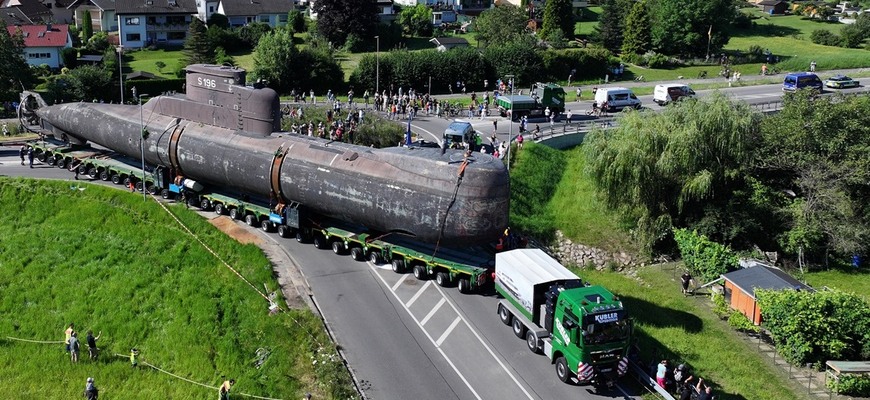 MAN TGX prepravoval súpravu ťažkú 500 ton! Kolos na 30 nápravách prevážal ponorku do múzea