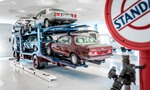 Automobilový prepravník vyniesli až na 5. poschodie. Múzeum Mercedes-Benz je na to prispôsobené